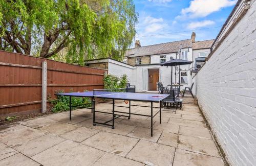 Mill Road Apartment | Stunning 2-bedroom flat with garden and games near city centre