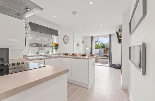 Mill Road Apartment | Stunning 2-bedroom flat with garden and games near city centre