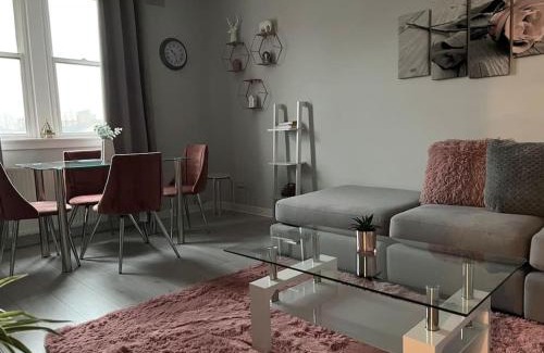 Kirkcaldy Apartment | Stunning 2 Bedroom Flat Next to Victoria Hospital