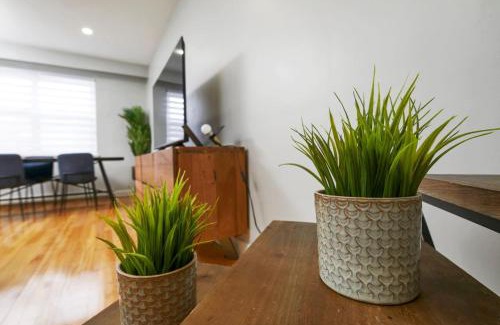 Cote-Des-Neiges—Notre-Dame-De-Grace Apartment | Stunning 2BR on Walkley