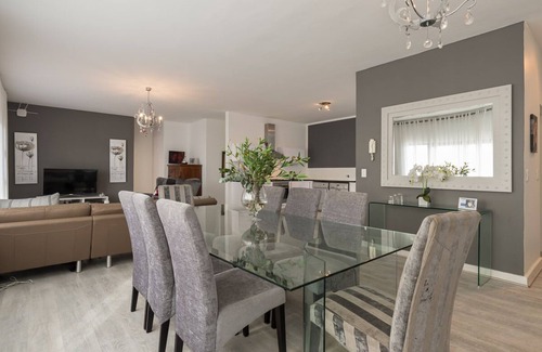 Century City Apartment | Stunning 3 bed 3 bath swimming pool and gym, 200sqm apartment