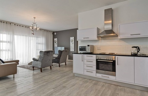 Century City Apartment | Stunning 3 bed 3 bath swimming pool and gym, 200sqm apartment