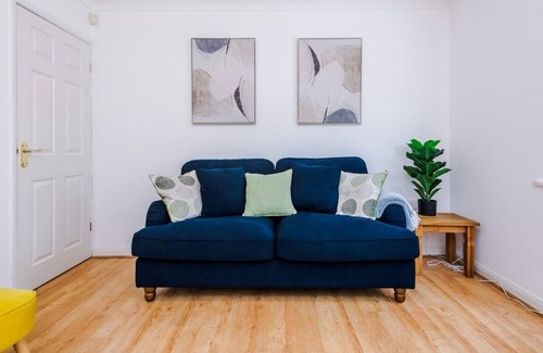 Binley House | Stunning 3 Bedroom House Coventry