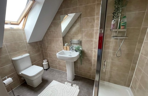 Castleford House | Stunning 3 bedroom home with free parking and wifi