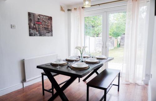 Clayton House | Stunning 3-Bedroom Home, Near Etihad Stadium and Coop Live Arena, Sleeps 7