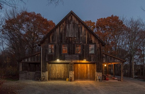 Mountain Dale House | STUNNING 300 ACRE LAKE ESTATE 1.5 hr away! FAB Boathouse/&Barn for large group.