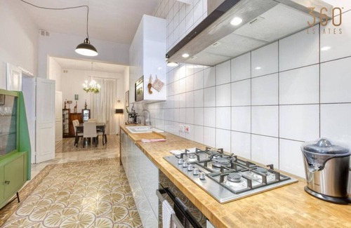 Paola House | Stunning 3BR Home with chic Interiors & Backyard!