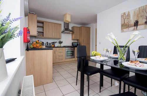 Bracknell House | Stunning 4 Bedroom 3 Bathroom House Close to Royal Ascot And Bracknell Town