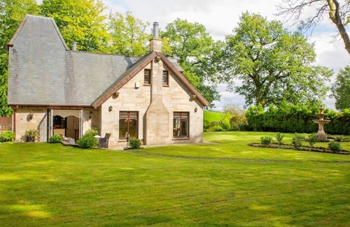 Clydebank House | Stunning 4 bedroom country home with hot tub, 15 minutes from Glasgow west end.