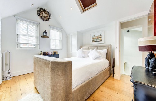 Snaresbrook House | Stunning 4 Bedroom House - Hot tub+Gym - Sleeps upto 8 -Escape London, in London