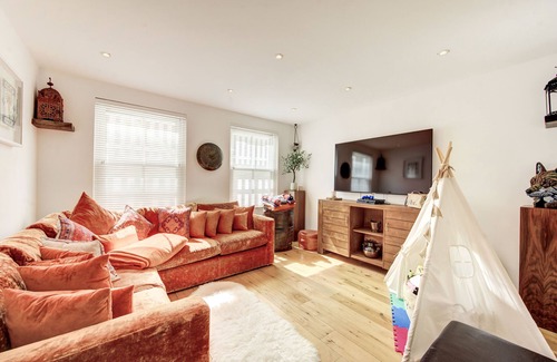 Snaresbrook House | Stunning 4 Bedroom House - Hot tub+Gym - Sleeps upto 8 -Escape London, in London
