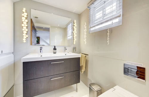 Snaresbrook House | Stunning 4 Bedroom House - Hot tub+Gym - Sleeps upto 8 -Escape London, in London
