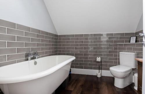 Bourton House | Stunning 5 Bed in the Centre of Bourton!