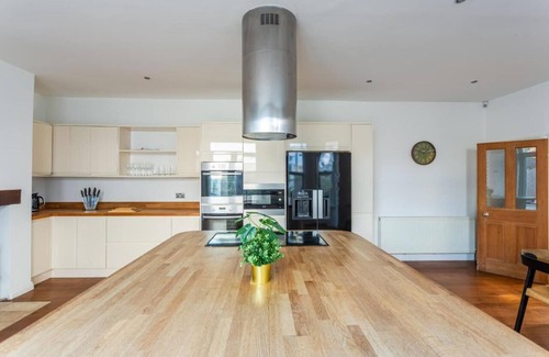 Westcliff-on-Sea House | Stunning 5 Bed House in Southend, 5 Mins to Beach
