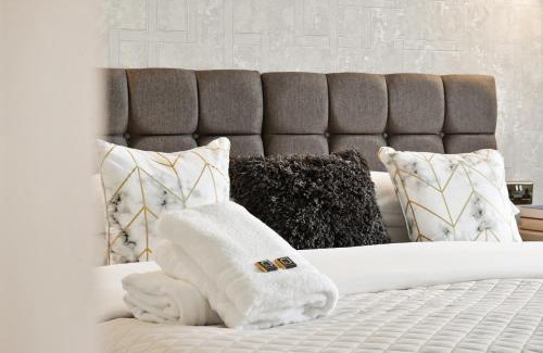 Barnt Green House | Stunning 5 Bed House - Central Solihull, NEC, B'ham Airport, Business and Leisure Stays