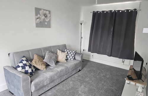 Rushmoor District House | Stunning 5 bed! Perfect for contractors and families. Free parking and wifi!