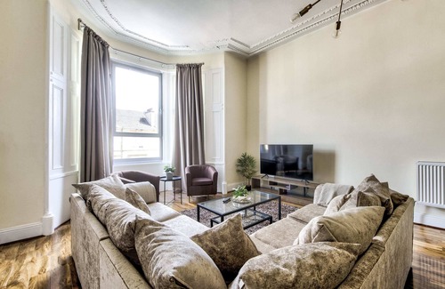Pollokshields Apartment | Stunning 5 bedroom apt, close to city centre, SEC, Hydro and motorway