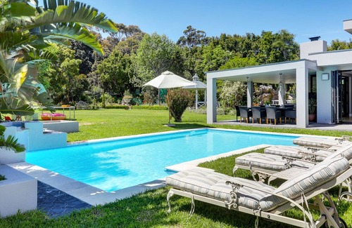 Constantia House | Stunning 5 bedroom en-suite home with tennis court