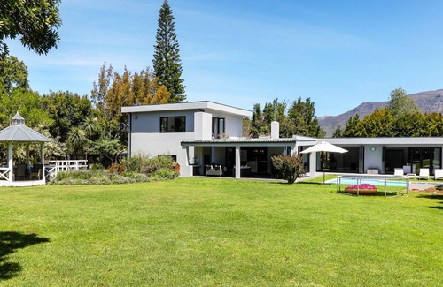 Constantia House | Stunning 5 bedroom en-suite home with tennis court