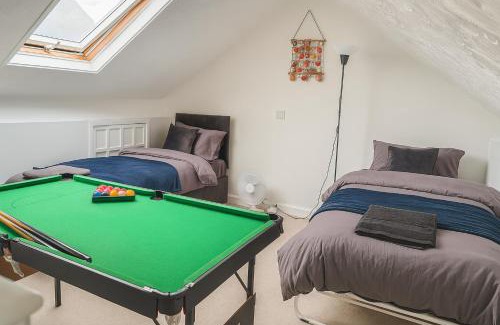 Castle House | Stunning 5 Bedroom Home in the Heart of Swansea - Snooker Table, WiFi & Parking!
