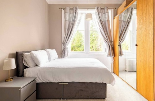 Gifford Apartment | Stunning 5 bedroom large apartment with parking
