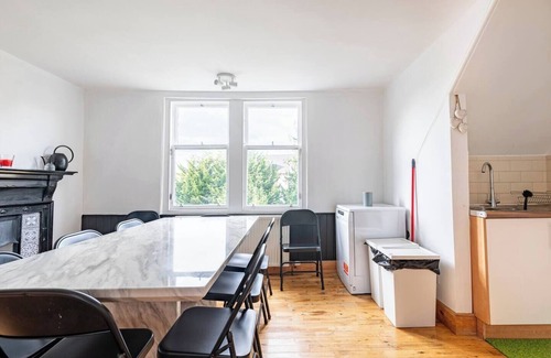 Gifford Apartment | Stunning 5 bedroom large apartment with parking