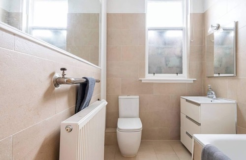 Gifford Apartment | Stunning 5 bedroom large apartment with parking