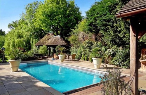 Drayton House | Stunning 8 bed property with pool! Pet friendly! Easy routes to london!