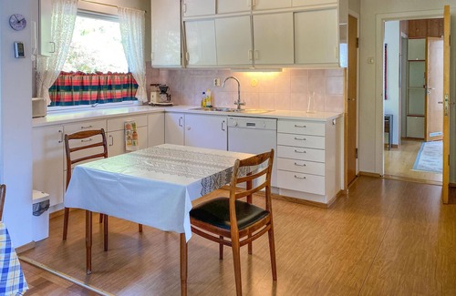 Selje Apartment | Stunning apartment in Selje with WiFi