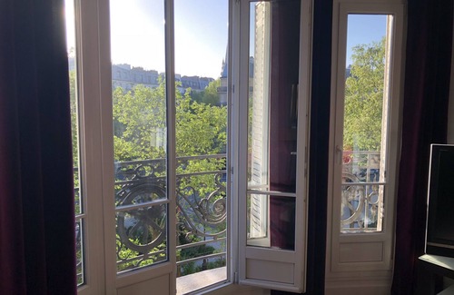 Quartier Saint-Ambroise Apartment | Stunning apartment with a nice view quiet and spacious 1076 SQFT 100m2