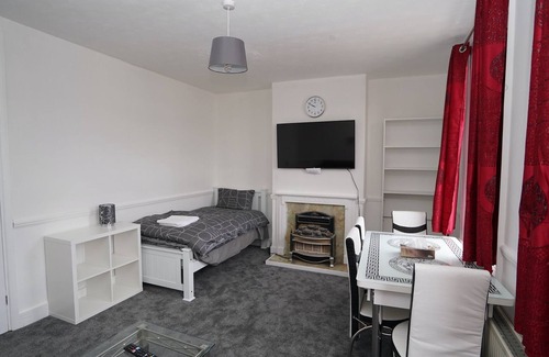 Loxford Apartment | Stunning Apt | Free Parking | Private Garden