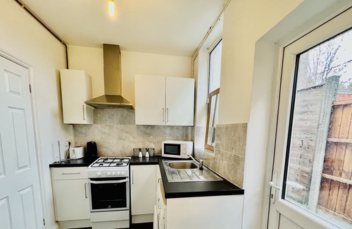 Loxford Apartment | Stunning Apt | Free Parking | Private Garden