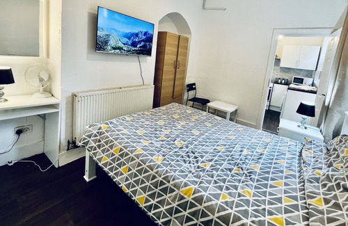 Loxford Apartment | Stunning Apt | Free Parking | Private Garden