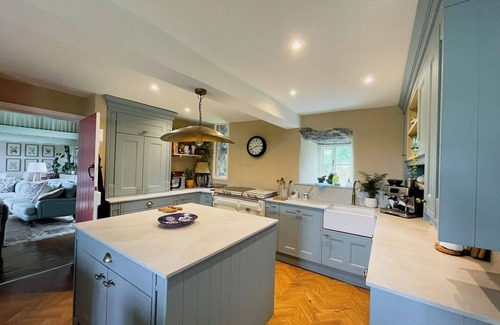 Chwilog House | Stunning Barn with Heated Swimming Pool & Tennis Court