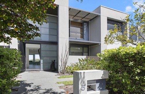 Magenta Shores House | Stunning beach house at Magenta