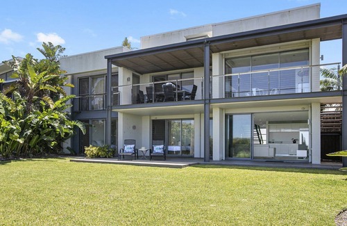 Magenta Shores House | Stunning beach house at Magenta