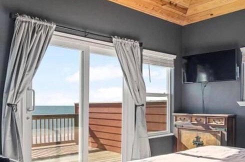 Gilchrist House | Stunning Beachfront 3 Bedroom Home, CoralMoonBeach
