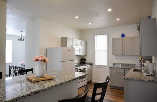 Crafton House | Stunning Big Home Near Downtown North Shore & More