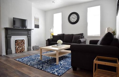Crafton House | Stunning Big Home Near Downtown North Shore & More