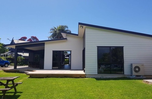 Waihi Beach House | Stunning Brand New bach down quiet cul-de-sac