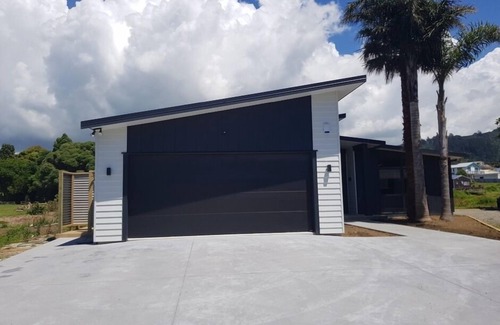 Waihi Beach House | Stunning Brand New bach down quiet cul-de-sac