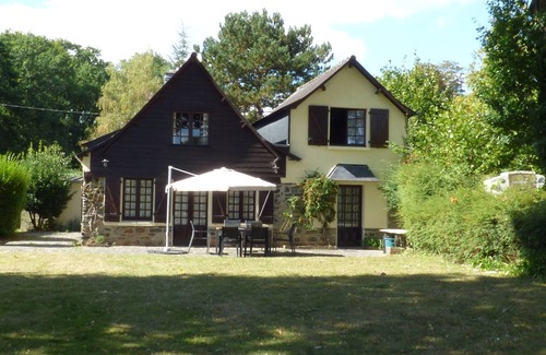 Guipry-Messac House | Stunning Brittany cottage right on the bank of the River Vilaine.