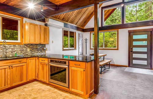 Union House | Stunning cabin near golf with cozy patio & game room with Ping Pong, board games
