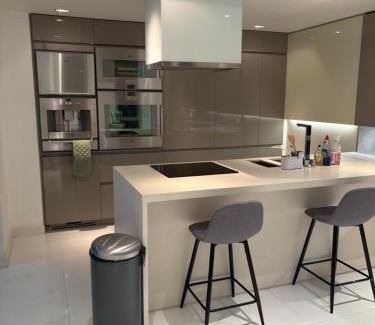 Canary Wharf Apartment | Stunning Canary Wharf apartment City view