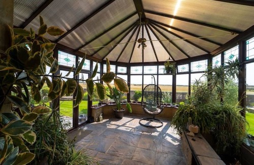 Levenmouth Villa | Stunning Central Villa by Golf Course & Beach