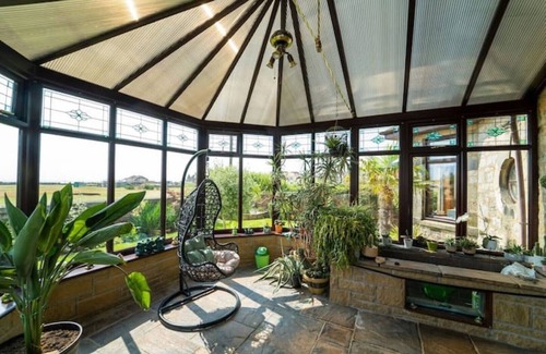 Levenmouth Villa | Stunning Central Villa by Golf Course & Beach