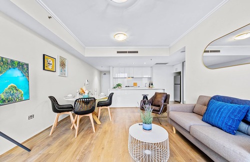 St. Leonards Apartment | Stunning City and Water View Apartment