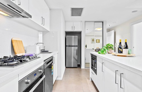 St. Leonards Apartment | Stunning City and Water View Apartment