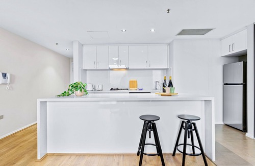 St. Leonards Apartment | Stunning City and Water View Apartment
