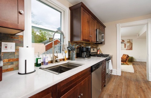 South Side Flats Apartment | Stunning City View! Sleeps 10. Kids Game Room and Large Rooftop.